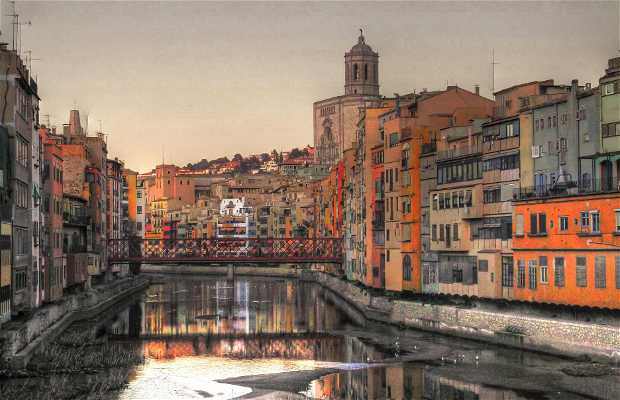 Carteles barbería Tarjeta postal Casas colgantes sobre el río Oñar en Girona: 29 opiniones y 63 fotos